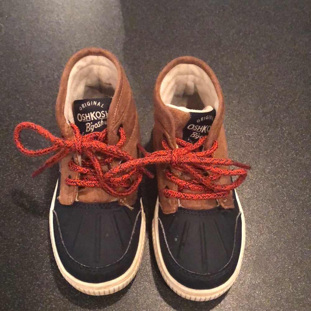 Boys size 8 OshKosh duck boots